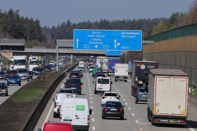 02 April 2026, Thuringia, Hermsdorf: Heavy traffic is seen on the A9 motorway near the Hermsdorfer Kreuz interchange. According to the ADAC, heavy traffic is expected on the highways today and on Easter Monday. Photo: Bodo Schackow/dpa