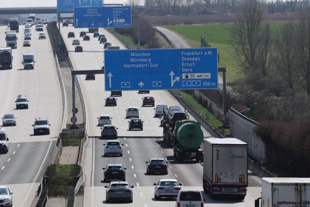02 April 2026, Thuringia, Hermsdorf: Heavy traffic is seen on the A9 motorway near the Hermsdorfer Kreuz interchange. According to the ADAC, heavy traffic is expected on the highways today and on Easter Monday. Photo: Bodo Schackow/dpa