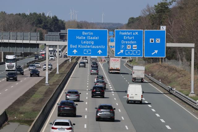 02 April 2026, Thuringia, Hermsdorf: Heavy traffic is seen on the A9 motorway near the Hermsdorfer Kreuz interchange. According to the ADAC, heavy traffic is expected on the highways today and on Easter Monday. Photo: Bodo Schackow/dpa