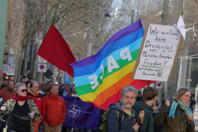 02 April 2026, Thuringia, Jena: People take part in a demonstration to mark the Easter marches of the peace movement in Thuringia. This year's topics include criticism of the wars in Iran, Ukraine and the Gaza Strip and the global arms build-up. Photo: Bodo Schackow/dpa