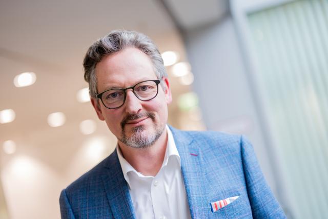 PRODUCTION - 20 January 2025, North Rhine-Westphalia, Cologne: German doctor and television host Eckart von Hirschhausen poses for a photo at the WDR's Vierscheibenhaus. Photo: Rolf Vennenbernd/dpa