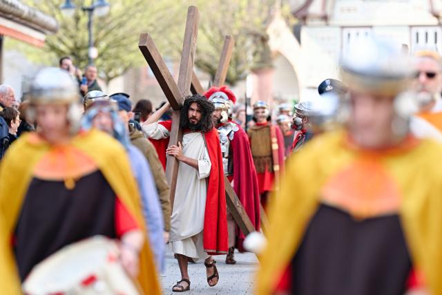 03 April 2026, Hesse, Bensheim: Amateur actors reenacted the Stations of the Cross in the city center during a Good Friday procession. The association "Bensheim Italian Families and German Friends" presented the story from Jesus' arrest to his crucifixion in a procession lasting about an hour and a half, with participants wearing historical costumes. Photo: Uwe Anspach/dpa