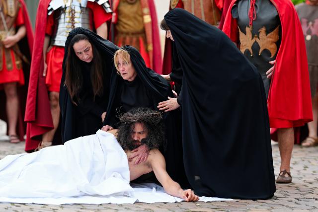 03 April 2026, Hesse, Bensheim: Amateur actors reenacted the Stations of the Cross in the city center during a Good Friday procession. The association "Bensheim Italian Families and German Friends" presented the story from Jesus' arrest to his crucifixion in a procession lasting about an hour and a half, with participants wearing historical costumes. Photo: Uwe Anspach/dpa