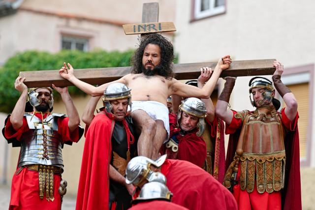 03 April 2026, Hesse, Bensheim: Amateur actors reenacted the Stations of the Cross in the city center during a Good Friday procession. The association "Bensheim Italian Families and German Friends" presented the story from Jesus' arrest to his crucifixion in a procession lasting about an hour and a half, with participants wearing historical costumes. Photo: Uwe Anspach/dpa