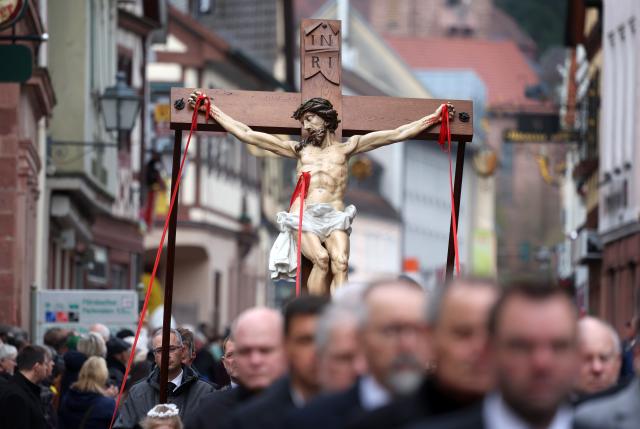 03 April 2026, Bavaria, Lohr am Main: Members of various craft guilds march through the city in a Good Friday procession carrying figures depicting religious scenes. Photo: Karl-Josef Hildenbrand/dpa