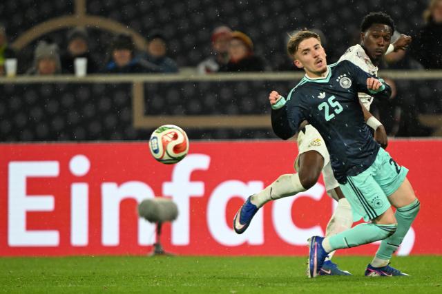 FILED - 30 March 2026, Baden-Wuerttemberg, Stuttgart: Ghana's Derrick Koehn and Germany's Lennart Karl (L) battle for the ball during the International Friendly soccer match between Germany and Ghana at MHP Arena. Photo: Federico Gambarini/dpa - WICHTIGER HINWEIS: Gemäß den Vorgaben der DFL Deutsche Fußball Liga bzw. des DFB Deutscher Fußball-Bund ist es untersagt, in dem Stadion und/oder vom Spiel angefertigte Fotoaufnahmen in Form von Sequenzbildern und/oder videoähnlichen Fotostrecken zu verwerten bzw. verwerten zu lassen.