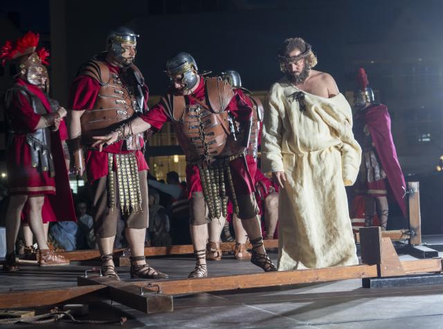 03 April 2026, Ulm: Actors re-enact the crucifixion of Jesus Christ in front of the cathedral  in Ulm on the Good Friday. Photo: Stefan Puchner/dpa