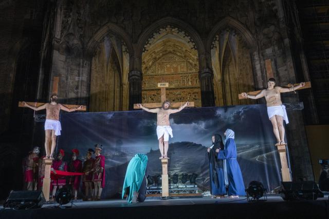 03 April 2026, Ulm: Actors re-enact the crucifixion of Jesus Christ in front of the cathedral  in Ulm on the Good Friday. Photo: Stefan Puchner/dpa