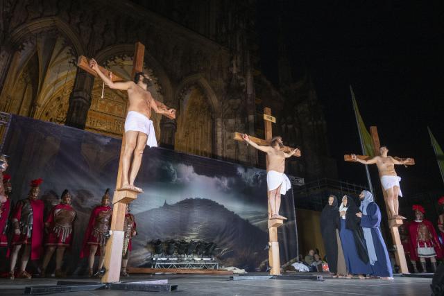 03 April 2026, Ulm: Actors re-enact the crucifixion of Jesus Christ in front of the cathedral  in Ulm on the Good Friday. Photo: Stefan Puchner/dpa
