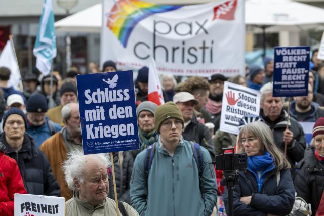 04 April 2026, Bavaria, Munich: People hold signs bearing slogans such as "End the wars" at the Easter March rally on Marienplatz. Photo: Stefan Puchner//dpa