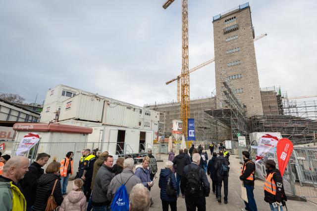 04 April 2026, Baden-Wuerttemberg, Stuttgart: Visitors flock to the station grounds of the future Stuttgart Central Station during the 2026 Open Construction Site Days. From April 4-6, 2026, visitors will be able to view the Stuttgart 21 construction site from many angles. Photo: Christoph Schmidt/dpa