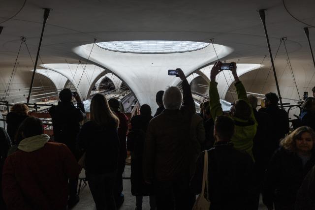 04 April 2026, Baden-Wuerttemberg, Stuttgart: Visitors take a look at the concourse of the future Stuttgart Central Station during the 2026 Open Construction Site Days. From April 4-6, 2026, visitors will be able to view the Stuttgart 21 construction site from many angles. Photo: Christoph Schmidt/dpa