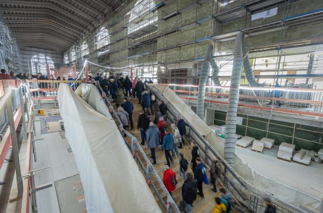 04 April 2026, Baden-Wuerttemberg, Stuttgart: Visitors flock to the Bonatz building of the future Stuttgart Central Station during the 2026 Open Construction Site Days. From April 4-6, 2026, visitors will be able to view the Stuttgart 21 construction site from many angles. Photo: Christoph Schmidt/dpa