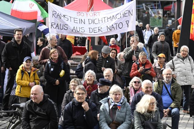 04 April 2026, North Rhine-Westphalia, Duisburg: Participants at the start of the traditional Rhine-Ruhr Easter March, held under the slogan "Capable of peace, not war," hold a banner reading "Close Ramstein immediately, leave NATO". Photo: Roberto Pfeil/dpa