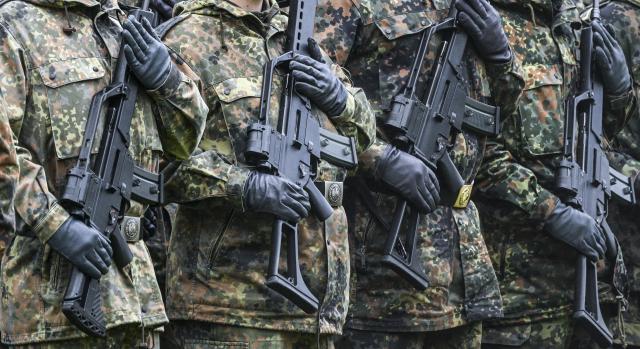 FILED - 24 October 2025, Brandenburg, Beelitz: German Armed Forces soldiers take their oath of allegiance in the city park. Photo: Jens Kalaene/dpa