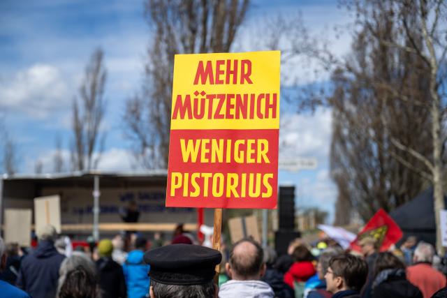 04 April 2026, Berlin: A participant holds a sign that reads "More Muetzenich, less Pistorius" during the "Demonstration for Peace" Easter March. Photo: Christophe Gateau/dpa