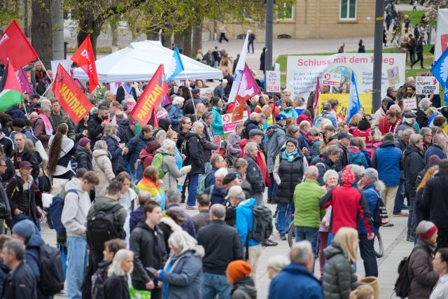 04 April 2026, Baden-Wuerttemberg, Stuttgart: A large crowd gather at Schlossplatz to take part in an Easter march under the slogan "Peace-loving instead of 'war-ready'!". Photo: Enrique Kaczor/dpa