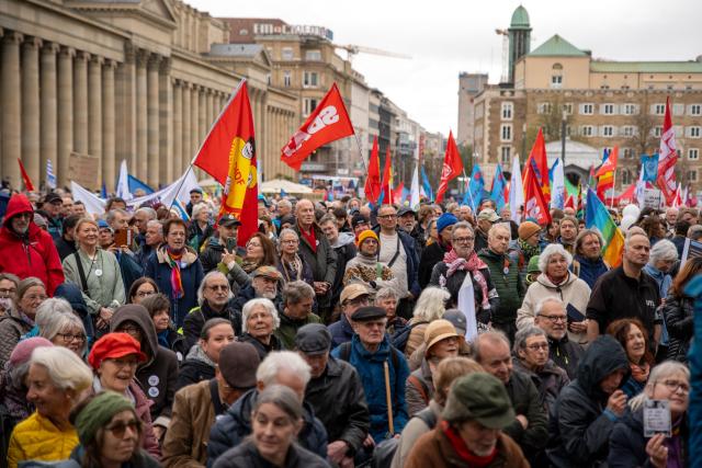 04 April 2026, Baden-Wuerttemberg, Stuttgart: A large crowd gather at Schlossplatz to take part in an Easter march under the slogan "Peace-loving instead of 'war-ready'!". Photo: Enrique Kaczor/dpa