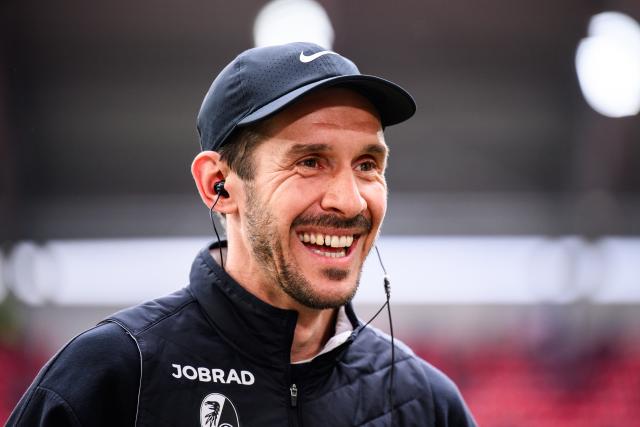 04 April 2026, Baden-Wuerttemberg, Freiburg im Breisgau: Freiburg coach Julian Schuster pictured prior to the start of the German Bundesliga soccer match between SC Freiburg and Bayern Munich at Europa-Park Stadium. Photo: Tom Weller/dpa - WICHTIGER HINWEIS: Gemäß den Vorgaben der DFL Deutsche Fußball Liga bzw. des DFB Deutscher Fußball-Bund ist es untersagt, in dem Stadion und/oder vom Spiel angefertigte Fotoaufnahmen in Form von Sequenzbildern und/oder videoähnlichen Fotostrecken zu verwerten bzw. verwerten zu lassen.