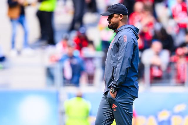 04 April 2026, Baden-Wuerttemberg, Freiburg im Breisgau: Bayern Munich coach Vincent Kompany pictured prior to the start of the German Bundesliga soccer match between SC Freiburg and Bayern Munich at Europa-Park Stadium. Photo: Tom Weller/dpa - WICHTIGER HINWEIS: Gemäß den Vorgaben der DFL Deutsche Fußball Liga bzw. des DFB Deutscher Fußball-Bund ist es untersagt, in dem Stadion und/oder vom Spiel angefertigte Fotoaufnahmen in Form von Sequenzbildern und/oder videoähnlichen Fotostrecken zu verwerten bzw. verwerten zu lassen.