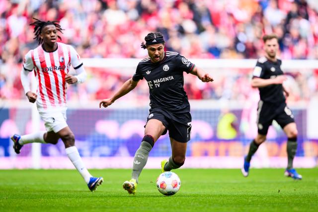04 April 2026, Baden-Wuerttemberg, Freiburg im Breisgau: Bayern Munich's Serge Gnabry (C) in action during the German Bundesliga soccer match between SC Freiburg and Bayern Munich at Europa-Park Stadium. Photo: Tom Weller/dpa - WICHTIGER HINWEIS: Gemäß den Vorgaben der DFL Deutsche Fußball Liga bzw. des DFB Deutscher Fußball-Bund ist es untersagt, in dem Stadion und/oder vom Spiel angefertigte Fotoaufnahmen in Form von Sequenzbildern und/oder videoähnlichen Fotostrecken zu verwerten bzw. verwerten zu lassen.