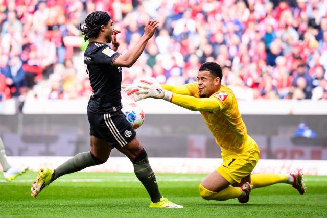 04 April 2026, Baden-Wuerttemberg, Freiburg im Breisgau: Bayern Munich's Serge Gnabry (L) and Freiburg goalkeeper Noah Atubolu battle for the ball during the German Bundesliga soccer match between SC Freiburg and Bayern Munich at Europa-Park Stadium. Photo: Tom Weller/dpa - WICHTIGER HINWEIS: Gemäß den Vorgaben der DFL Deutsche Fußball Liga bzw. des DFB Deutscher Fußball-Bund ist es untersagt, in dem Stadion und/oder vom Spiel angefertigte Fotoaufnahmen in Form von Sequenzbildern und/oder videoähnlichen Fotostrecken zu verwerten bzw. verwerten zu lassen.