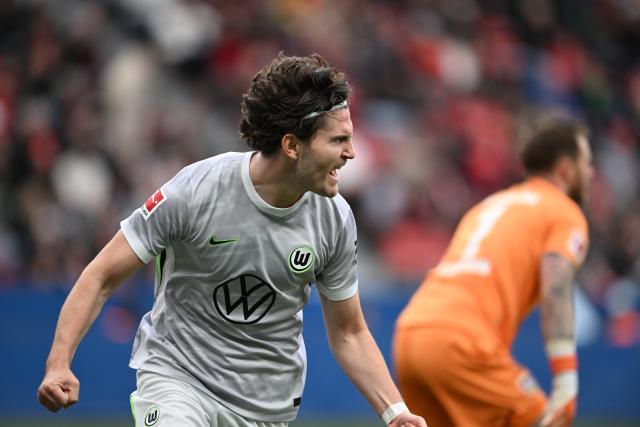 04 April 2026, North Rhine-Westphalia, Leverkusen: Wolfsburg's Jonas Wind celebrates scoring his side's first goal during the German Bundesliga soccer match between Bayer Leverkusen and VfL Wolfsburg at BayArena. Photo: Fabian Strauch/dpa - WICHTIGER HINWEIS: Gemäß den Vorgaben der DFL Deutsche Fußball Liga bzw. des DFB Deutscher Fußball-Bund ist es untersagt, in dem Stadion und/oder vom Spiel angefertigte Fotoaufnahmen in Form von Sequenzbildern und/oder videoähnlichen Fotostrecken zu verwerten bzw. verwerten zu lassen.