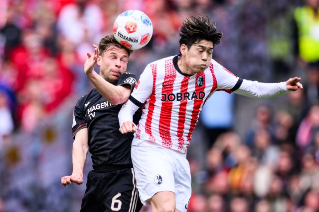 04 April 2026, Baden-Wuerttemberg, Freiburg im Breisgau: Bayern Munich's Joshua Kimmich (L) and Freiburg's Yuito Suzuki battle for the ball during the German Bundesliga soccer match between SC Freiburg and Bayern Munich at Europa-Park Stadium. Photo: Tom Weller/dpa - WICHTIGER HINWEIS: Gemäß den Vorgaben der DFL Deutsche Fußball Liga bzw. des DFB Deutscher Fußball-Bund ist es untersagt, in dem Stadion und/oder vom Spiel angefertigte Fotoaufnahmen in Form von Sequenzbildern und/oder videoähnlichen Fotostrecken zu verwerten bzw. verwerten zu lassen.