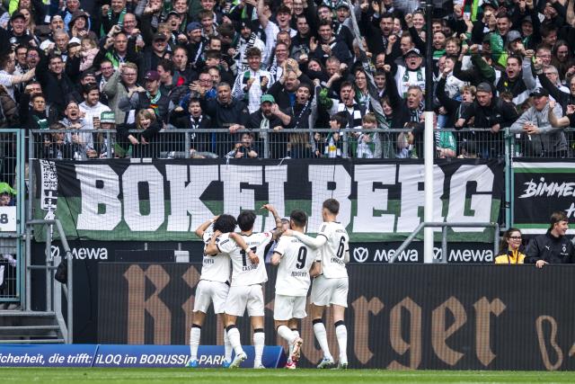 04 April 2026, North Rhine-Westphalia, Moenchengladbach: Moenchengladbach's Wael Mohya celebrates scoring his side's first goal with teammates during the German Bundesliga soccer match between Borussia Moenchengladbach and 1. FC Heidenheim at Borussia-Park Stadium. Photo: David Inderlied/dpa - WICHTIGER HINWEIS: Gemäß den Vorgaben der DFL Deutsche Fußball Liga bzw. des DFB Deutscher Fußball-Bund ist es untersagt, in dem Stadion und/oder vom Spiel angefertigte Fotoaufnahmen in Form von Sequenzbildern und/oder videoähnlichen Fotostrecken zu verwerten bzw. verwerten zu lassen.