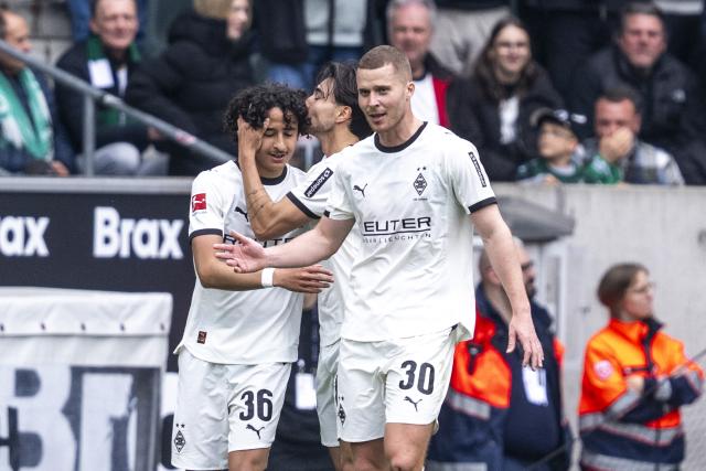 04 April 2026, North Rhine-Westphalia, Moenchengladbach: Moenchengladbach's Wael Mohya (L) celebrates scoring his side's first goal with teammates 
Kevin Diks (C) and Nico Elvedi during the German Bundesliga soccer match between Borussia Moenchengladbach and 1. FC Heidenheim at Borussia-Park Stadium. Photo: David Inderlied/dpa - WICHTIGER HINWEIS: Gemäß den Vorgaben der DFL Deutsche Fußball Liga bzw. des DFB Deutscher Fußball-Bund ist es untersagt, in dem Stadion und/oder vom Spiel angefertigte Fotoaufnahmen in Form von Sequenzbildern und/oder videoähnlichen Fotostrecken zu verwerten bzw. verwerten zu lassen.