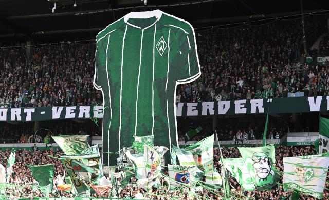 04 April 2026, Bremen: Werder Bremen Ultras display an oversized jersey as part of a choreographed display prior to the start of the German Bundesliga soccer match between SV Werder Bremen and RB Leipzig at Weserstadion. Photo: Carmen Jaspersen/dpa - WICHTIGER HINWEIS: Gemäß den Vorgaben der DFL Deutsche Fußball Liga bzw. des DFB Deutscher Fußball-Bund ist es untersagt, in dem Stadion und/oder vom Spiel angefertigte Fotoaufnahmen in Form von Sequenzbildern und/oder videoähnlichen Fotostrecken zu verwerten bzw. verwerten zu lassen.