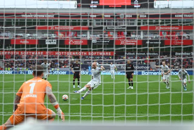 04 April 2026, North Rhine-Westphalia, Leverkusen: Wolfsburg's Christian Eriksen scores his side's third goal during the German Bundesliga soccer match between Bayer Leverkusen and VfL Wolfsburg at BayArena. Photo: Fabian Strauch/dpa - WICHTIGER HINWEIS: Gemäß den Vorgaben der DFL Deutsche Fußball Liga bzw. des DFB Deutscher Fußball-Bund ist es untersagt, in dem Stadion und/oder vom Spiel angefertigte Fotoaufnahmen in Form von Sequenzbildern und/oder videoähnlichen Fotostrecken zu verwerten bzw. verwerten zu lassen.