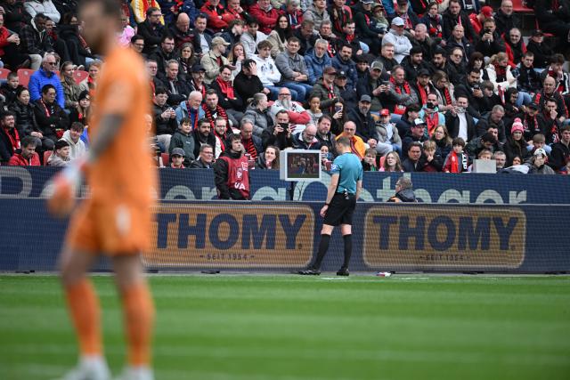 04 April 2026, North Rhine-Westphalia, Leverkusen: Referee Martin Petersen stands by the monitor during a video review (VAR) during the German Bundesliga soccer match between Bayer Leverkusen and VfL Wolfsburg at BayArena. Photo: Fabian Strauch/dpa - WICHTIGER HINWEIS: Gemäß den Vorgaben der DFL Deutsche Fußball Liga bzw. des DFB Deutscher Fußball-Bund ist es untersagt, in dem Stadion und/oder vom Spiel angefertigte Fotoaufnahmen in Form von Sequenzbildern und/oder videoähnlichen Fotostrecken zu verwerten bzw. verwerten zu lassen.