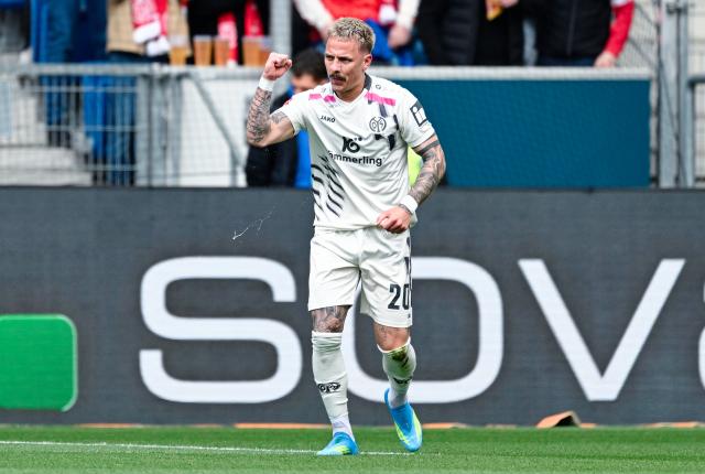 04 April 2026, Baden-Württemberg, Sinsheim: Mainz' Phillip Tietz celebrates scoring his side's first goal during the German Bundesliga soccer match between TSG 1899 Hoffenheim and FSV Mainz 05 at the PreZero Arena. Photo: Uwe Anspach/dpa - IMPORTANT NOTICE: DFL and DFB regulations prohibit any use of photographs as image sequences and/or quasi-video.