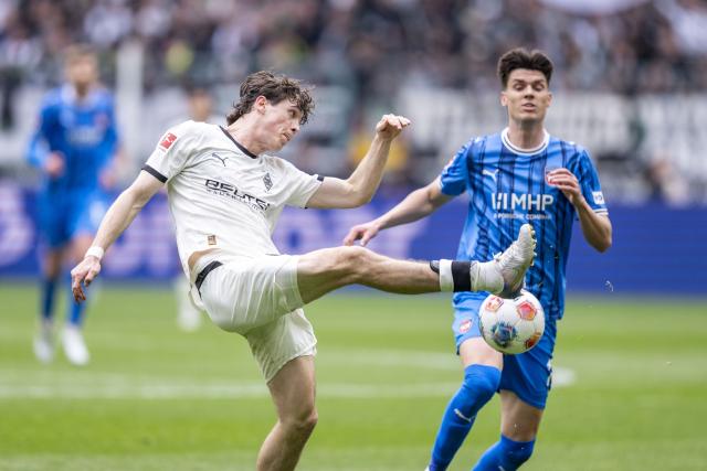 04 April 2026, North Rhine-Westphalia, Moenchengladbach: Moenchengladbach's Joe Scally  in action during the German Bundesliga soccer match between Borussia Moenchengladbach and 1. FC Heidenheim at Borussia-Park Stadium. Photo: David Inderlied/dpa - IMPORTANT NOTICE: DFL and DFB regulations prohibit any use of photographs as image sequences and/or quasi-video.