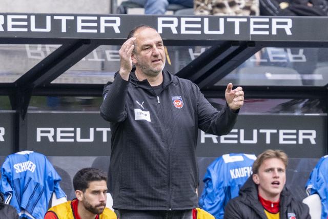 04 April 2026, North Rhine-Westphalia, Moenchengladbach: Heidenheim coach Frank Schmidt reacts during the German Bundesliga soccer match between Borussia Moenchengladbach and 1. FC Heidenheim at Borussia-Park Stadium. Photo: David Inderlied/dpa - IMPORTANT NOTICE: DFL and DFB regulations prohibit any use of photographs as image sequences and/or quasi-video.