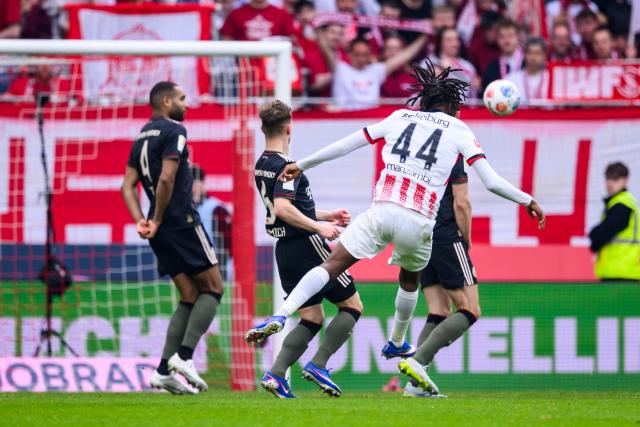 04 April 2026, Baden-Wuerttemberg, Freiburg im Breisgau: Freiburg's Johan Manzambi scores his side's first goal during the German Bundesliga soccer match between SC Freiburg and Bayern Munich at Europa-Park Stadium. Photo: Tom Weller/dpa - IMPORTANT NOTICE: DFL and DFB regulations prohibit any use of photographs as image sequences and/or quasi-video.