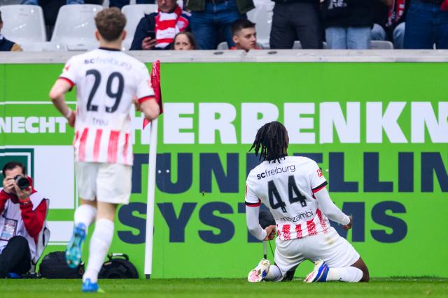 04 April 2026, Baden-Wuerttemberg, Freiburg im Breisgau: Freiburg's Johan Manzambi celebrates scoring his side's first goal during the German Bundesliga soccer match between SC Freiburg and Bayern Munich at Europa-Park Stadium. Photo: Tom Weller/dpa - IMPORTANT NOTICE: DFL and DFB regulations prohibit any use of photographs as image sequences and/or quasi-video.