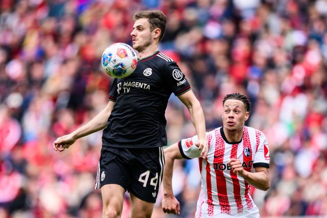 04 April 2026, Baden-Wuerttemberg, Freiburg im Breisgau: Bayern Munich's Josip Stanisic in action against Freiburg's Derry Scherhant during the German Bundesliga soccer match between SC Freiburg and Bayern Munich at Europa-Park Stadium. Photo: Tom Weller/dpa - IMPORTANT NOTICE: DFL and DFB regulations prohibit any use of photographs as image sequences and/or quasi-video.