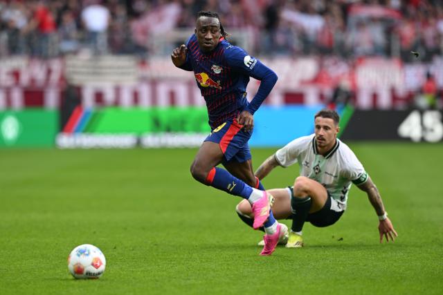 04 April 2026, Bremen: Bremen's Marco Friedl (R) and Leipzig's Yan Diomande battle for the ball during the German Bundesliga soccer match between SV Werder Bremen and RB Leipzig at Weserstadion. Photo: Carmen Jaspersen/dpa - IMPORTANT NOTICE: DFL and DFB regulations prohibit any use of photographs as image sequences and/or quasi-video.