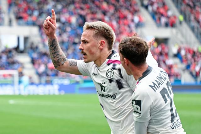 04 April 2026, Baden-Württemberg, Sinsheim: Mainz' Phillip Tietz (L) celebrates scoring his side's second goal with teammate Nikolas Veratschnig during the German Bundesliga soccer match between TSG 1899 Hoffenheim and FSV Mainz 05 at the PreZero Arena. Photo: Uwe Anspach/dpa - IMPORTANT NOTICE: DFL and DFB regulations prohibit any use of photographs as image sequences and/or quasi-video.