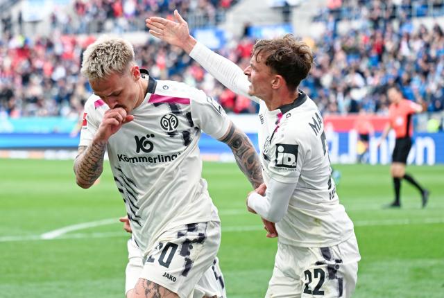 04 April 2026, Baden-Württemberg, Sinsheim: Mainz' Phillip Tietz (L) celebrates scoring his side's second goal with teammate Nikolas Veratschnig during the German Bundesliga soccer match between TSG 1899 Hoffenheim and FSV Mainz 05 at the PreZero Arena. Photo: Uwe Anspach/dpa - IMPORTANT NOTICE: DFL and DFB regulations prohibit any use of photographs as image sequences and/or quasi-video.
