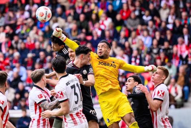 04 April 2026, Baden-Wuerttemberg, Freiburg im Breisgau: Freiburg's goalkeeper Noah Atubolu clears a ball during the German Bundesliga soccer match between SC Freiburg and Bayern Munich at Europa-Park Stadium. Photo: Tom Weller/dpa - IMPORTANT NOTICE: DFL and DFB regulations prohibit any use of photographs as image sequences and/or quasi-video.