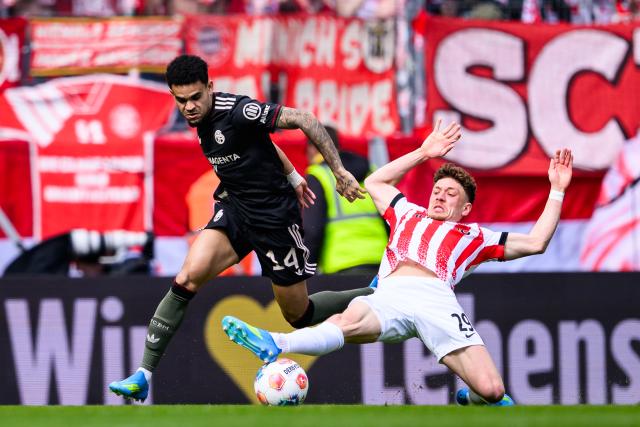 04 April 2026, Baden-Wuerttemberg, Freiburg im Breisgau: Bayern Munich's Luis Diaz in action against Freiburg's Philipp Treu during the German Bundesliga soccer match between SC Freiburg and Bayern Munich at Europa-Park Stadium. Photo: Tom Weller/dpa - IMPORTANT NOTICE: DFL and DFB regulations prohibit any use of photographs as image sequences and/or quasi-video.