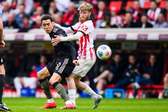 04 April 2026, Baden-Wuerttemberg, Freiburg im Breisgau: Bayern Munich's Jamal Musiala in action against Freiburg's Jan-Niklas Beste during the German Bundesliga soccer match between SC Freiburg and Bayern Munich at Europa-Park Stadium. Photo: Tom Weller/dpa - IMPORTANT NOTICE: DFL and DFB regulations prohibit any use of photographs as image sequences and/or quasi-video.