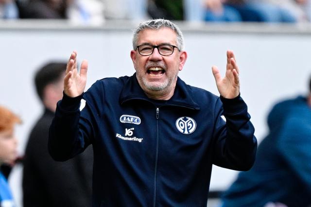 04 April 2026, Baden-Württemberg, Sinsheim: Mainz' coach Urs Fischer gesturesduring the German Bundesliga soccer match between TSG 1899 Hoffenheim and FSV Mainz 05 at the PreZero Arena. Photo: Uwe Anspach/dpa - IMPORTANT NOTICE: DFL and DFB regulations prohibit any use of photographs as image sequences and/or quasi-video.
