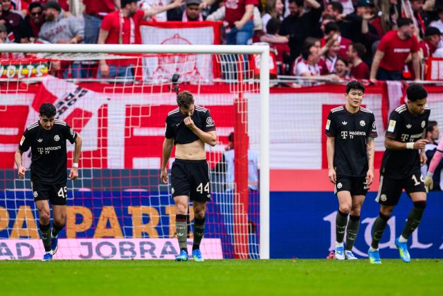 04 April 2026, Baden-Wuerttemberg, Freiburg im Breisgau: (L-R) Bayern Munich's Aleksandar Pavlovic, Josip Stanisic, Min-jae Kim and Luis Diaz react during the German Bundesliga soccer match between SC Freiburg and Bayern Munich at Europa-Park Stadium. Photo: Tom Weller/dpa - IMPORTANT NOTICE: DFL and DFB regulations prohibit any use of photographs as image sequences and/or quasi-video.