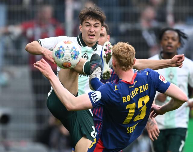 04 April 2026, Bremen: Werder Bremen's Patrice Covic Patrice Covic and Leipzig's Nicolas Seiwald battle for the ball during the German Bundesliga soccer match between SV Werder Bremen and RB Leipzig at Weserstadion. Photo: Carmen Jaspersen/dpa - IMPORTANT NOTICE: DFL and DFB regulations prohibit any use of photographs as image sequences and/or quasi-video.