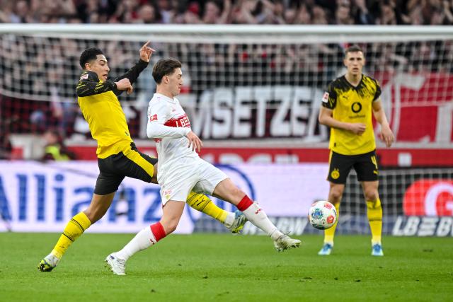04 April 2026, Baden-Württemberg, Stuttgart: Borussia Dortmund's Jobe Bellingham in action against Stuttgart's Angelo Stiller during the German Bundesliga soccer match between VfB Stuttgart and Borussia Dortmund at the MHPArena. Photo: Harry Langer/dpa - IMPORTANT NOTICE: DFL and DFB regulations prohibit any use of photographs as image sequences and/or quasi-video.
