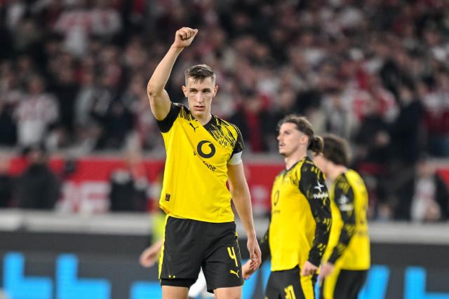 04 April 2026, Baden-Württemberg, Stuttgart: Dortmund's Nico Schlotterbeck gives a thumbs up during the German Bundesliga soccer match between VfB Stuttgart and Borussia Dortmund at the MHPArena. Photo: Harry Langer/dpa - IMPORTANT NOTICE: DFL and DFB regulations prohibit any use of photographs as image sequences and/or quasi-video.